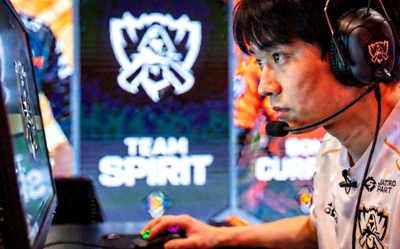 Yatoro选手比赛特写 - Team Spirit核心Carry，眼神专注